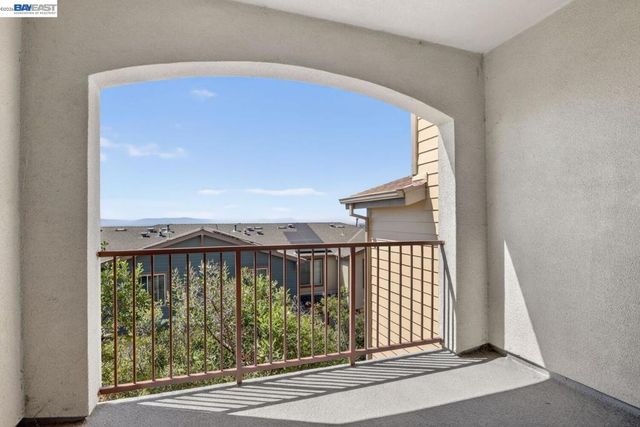 6523 Bayview Dr, Oakland, CA 94605