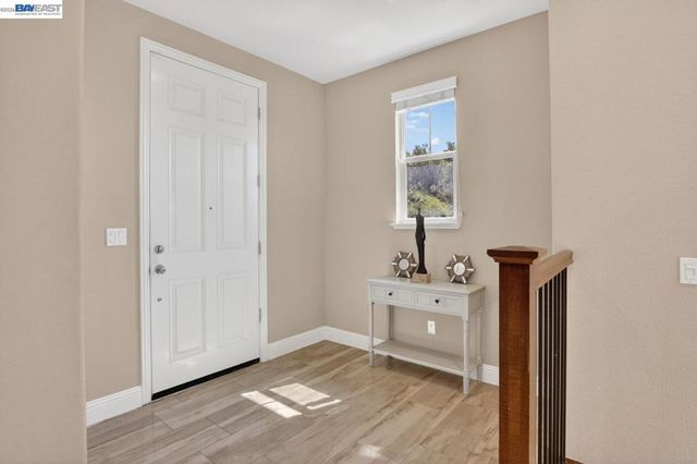 6523 Bayview Dr, Oakland, CA 94605