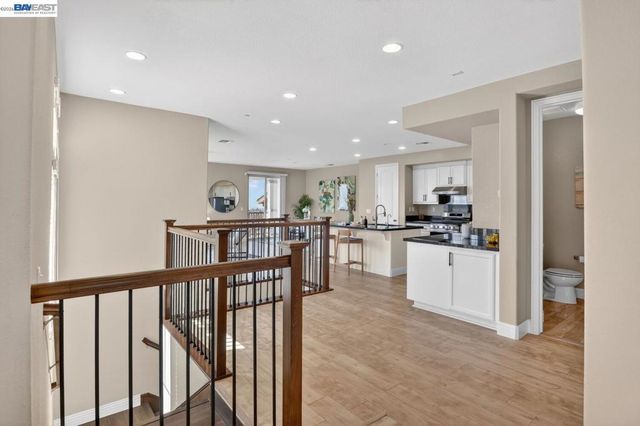 6523 Bayview Dr, Oakland, CA 94605