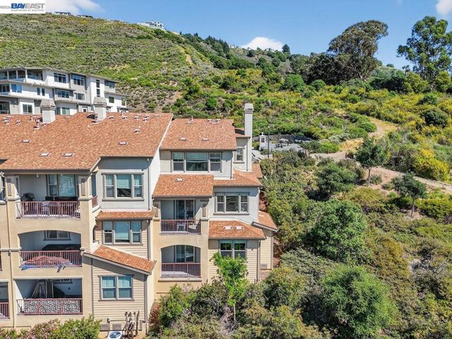 6523 Bayview Dr, Oakland, CA 94605