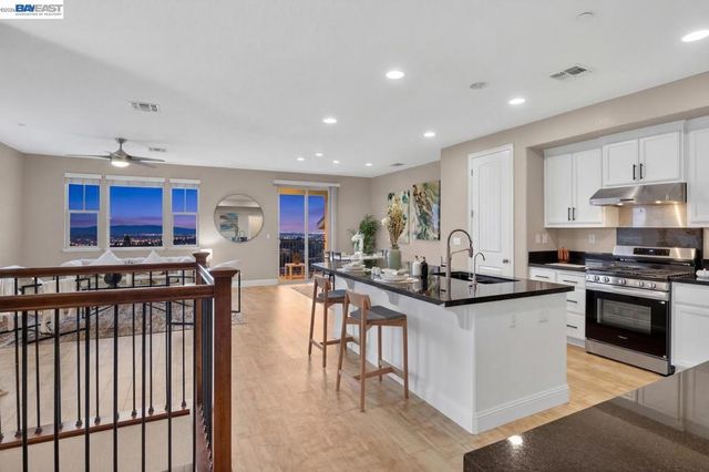 6523 Bayview Dr, Oakland, CA 94605