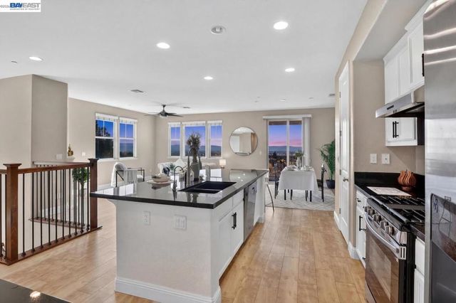 6523 Bayview Dr, Oakland, CA 94605