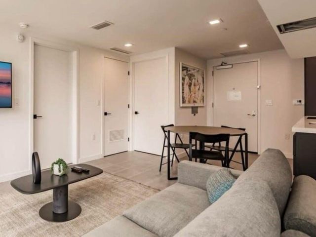 227 NE 2 Nd 2801, Miami, FL 33132