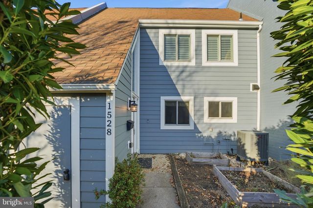 1528 GOLDENRAIN CT, Reston, VA 20190