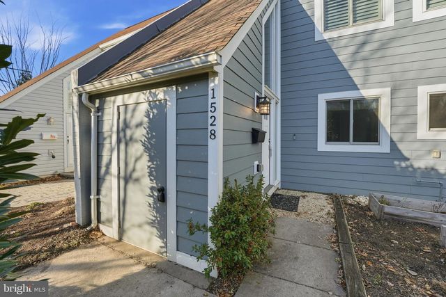 1528 GOLDENRAIN CT, Reston, VA 20190