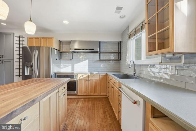 1528 GOLDENRAIN CT, Reston, VA 20190