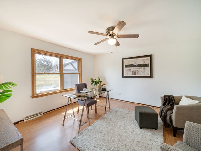 1341 Trinity Place, Libertyville, IL 60048