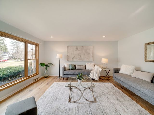 1341 Trinity Place, Libertyville, IL 60048