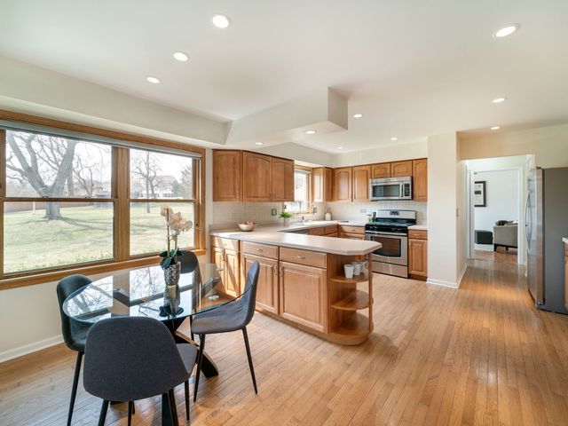 1341 Trinity Place, Libertyville, IL 60048