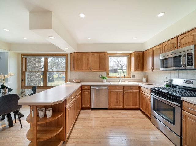 1341 Trinity Place, Libertyville, IL 60048