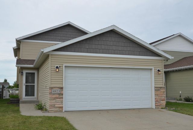 4823 50th Avenue S, Fargo, ND 58104