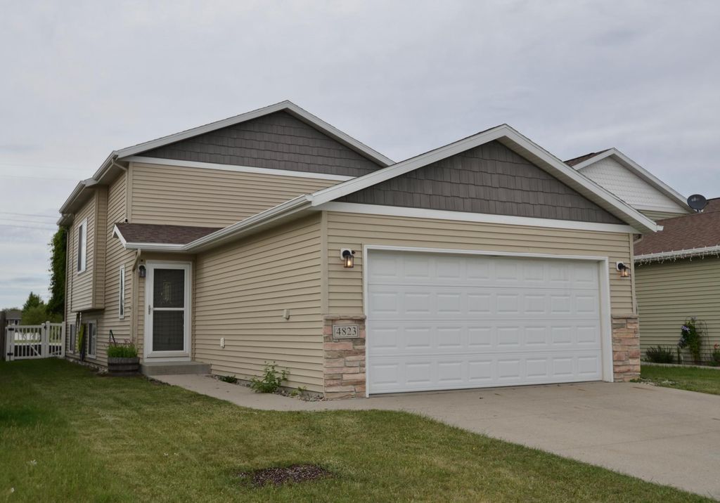 4823 50th Avenue S, Fargo, ND 58104
