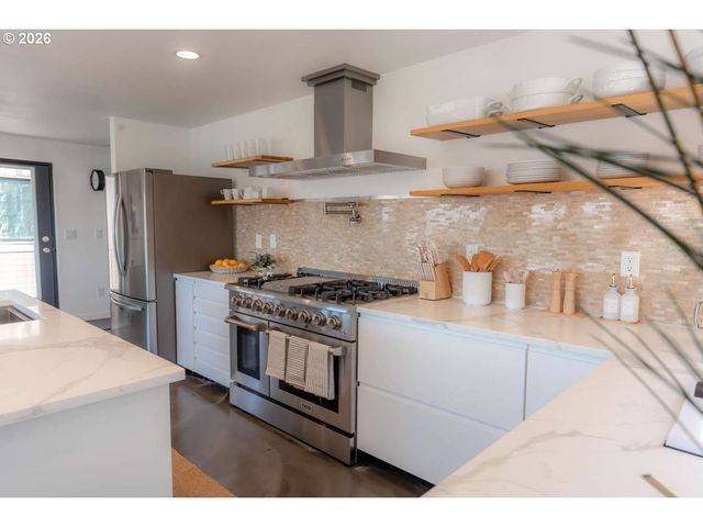 140 Nw 23RD Ave, Rockaway Beach, OR 97136