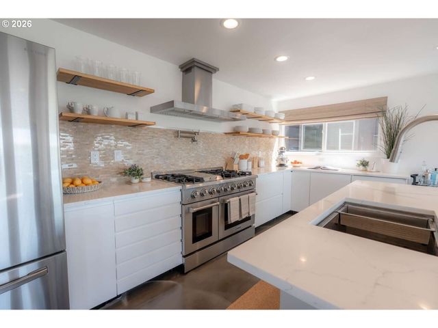 140 Nw 23RD Ave, Rockaway Beach, OR 97136