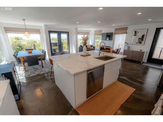 140 Nw 23RD Ave, Rockaway Beach, OR 97136