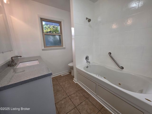 454 Pinewood Dr, Radcliff, KY 40160