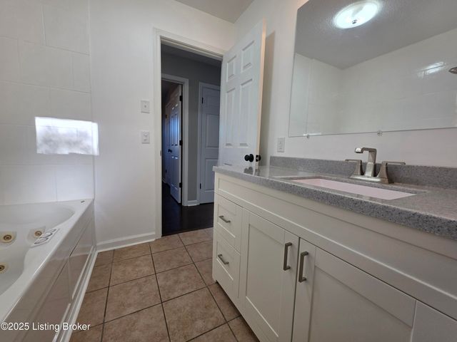 454 Pinewood Dr, Radcliff, KY 40160