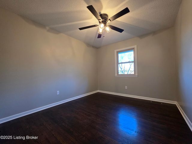 454 Pinewood Dr, Radcliff, KY 40160