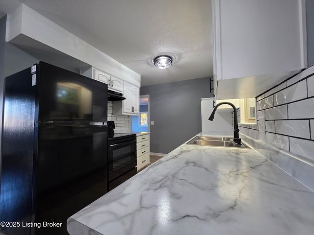 454 Pinewood Dr, Radcliff, KY 40160