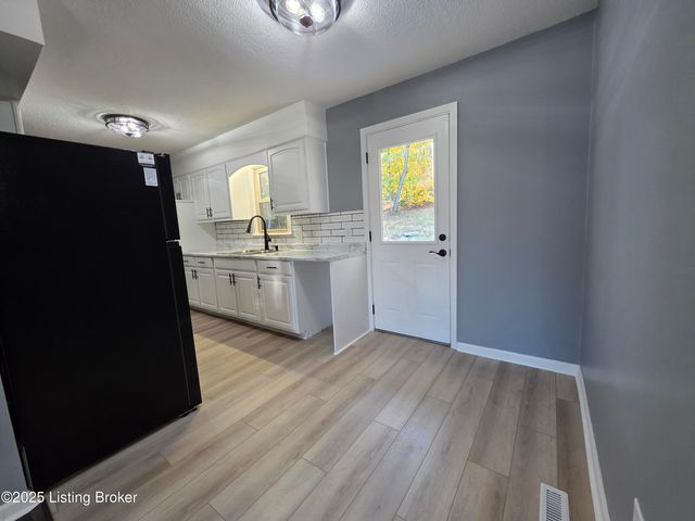 454 Pinewood Dr, Radcliff, KY 40160