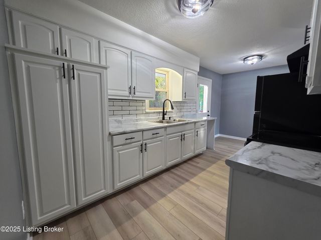 454 Pinewood Dr, Radcliff, KY 40160