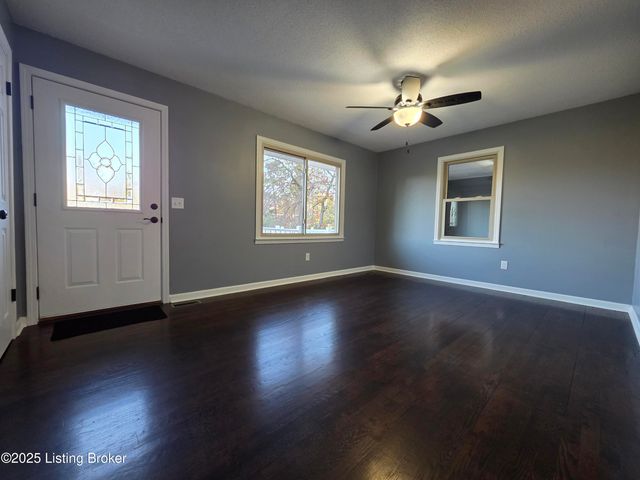 454 Pinewood Dr, Radcliff, KY 40160