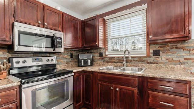 60999 Greenbriar Drive, Cambridge, OH 43725