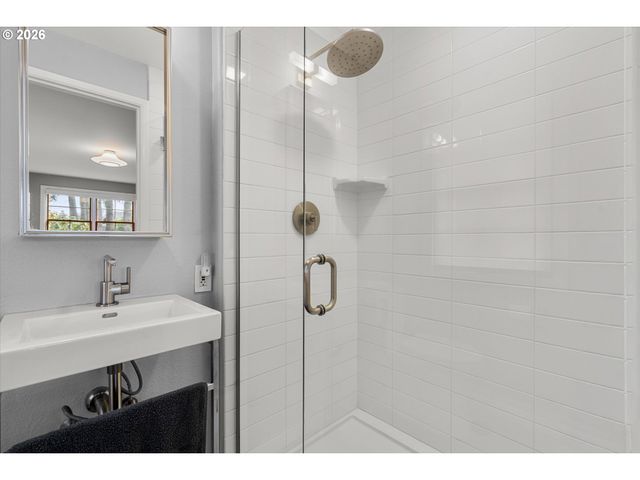 8875 Sw WOODSIDE Dr, Portland, OR 97225