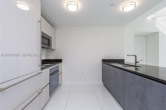 1010 Brickell Ave 1402, Miami, FL 33131