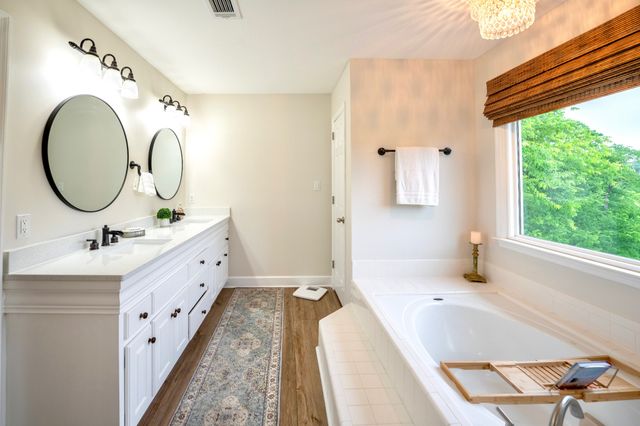 4038 Foxfield Dr, Columbia, TN 38401