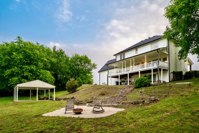 4038 Foxfield Dr, Columbia, TN 38401