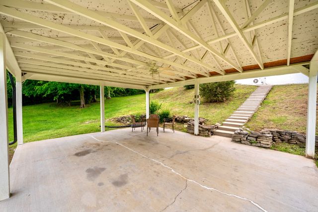 4038 Foxfield Dr, Columbia, TN 38401