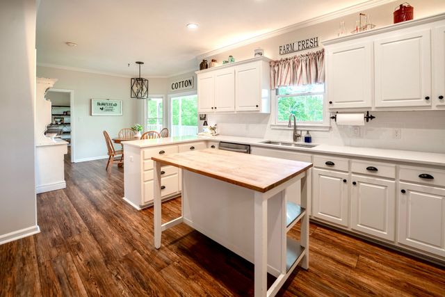4038 Foxfield Dr, Columbia, TN 38401