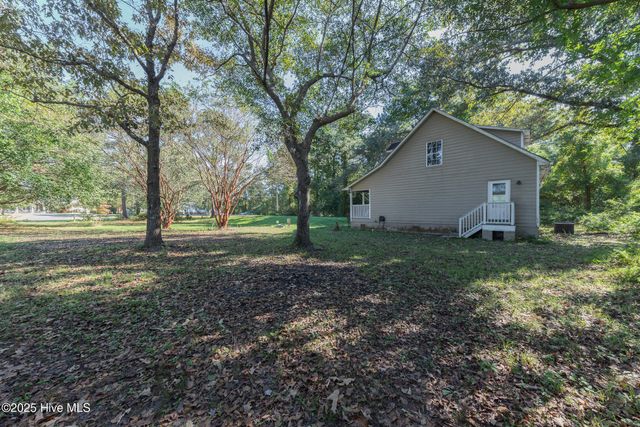 353 Potters Hill Road, Richlands, NC 28574