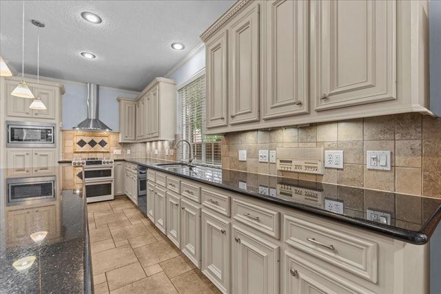 914 Pinewood Lane, Seabrook, TX 77586