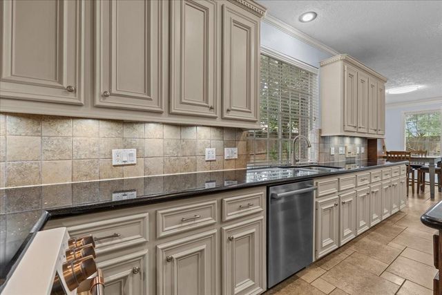 914 Pinewood Lane, Seabrook, TX 77586
