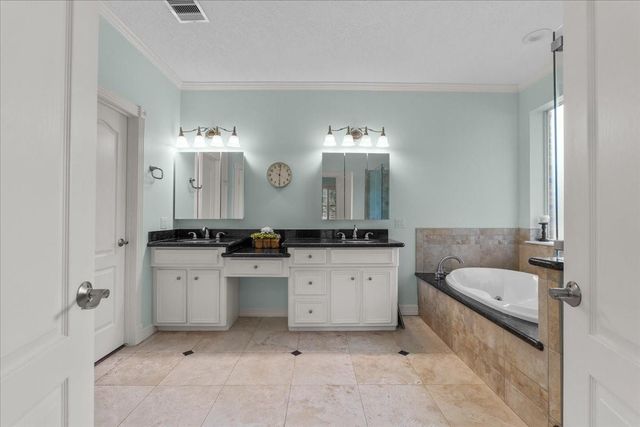 914 Pinewood Lane, Seabrook, TX 77586