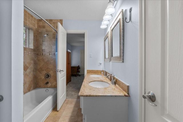 914 Pinewood Lane, Seabrook, TX 77586