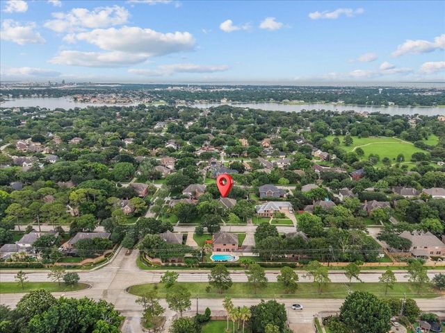 914 Pinewood Lane, Seabrook, TX 77586