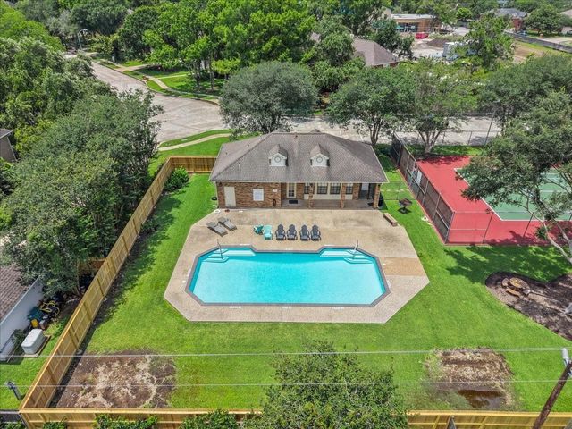 914 Pinewood Lane, Seabrook, TX 77586