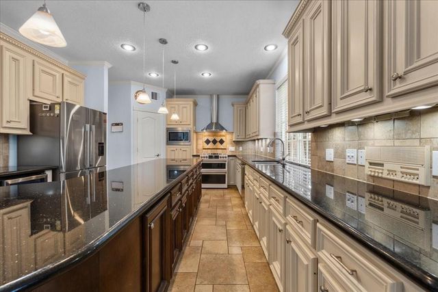914 Pinewood Lane, Seabrook, TX 77586