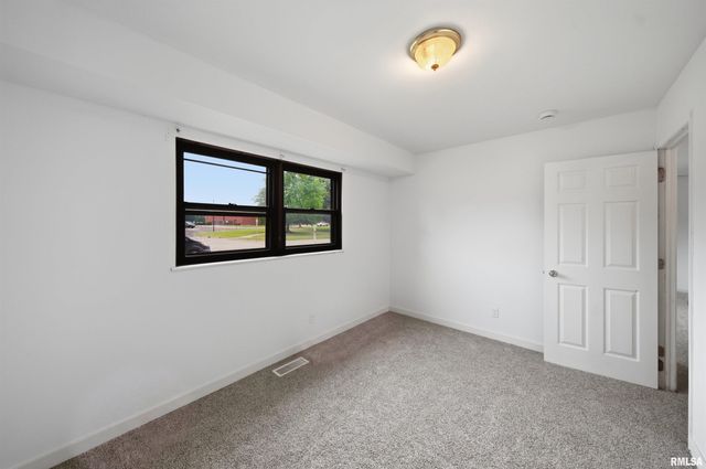 5914 N FROSTWOOD Parkway, Peoria, IL 61615