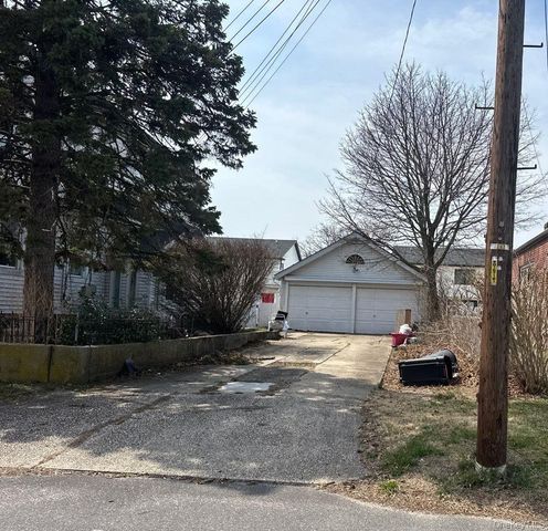 129 N 7th Street, Lindenhurst, NY 11757