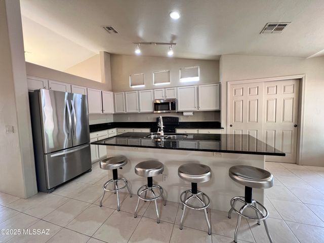 8679 N Ahwatukee Way, Tucson, AZ 85743