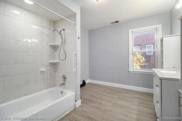 18591 Kingsville Street, Harper Woods, MI 48225