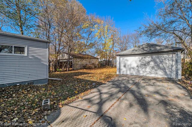 18591 Kingsville Street, Harper Woods, MI 48225