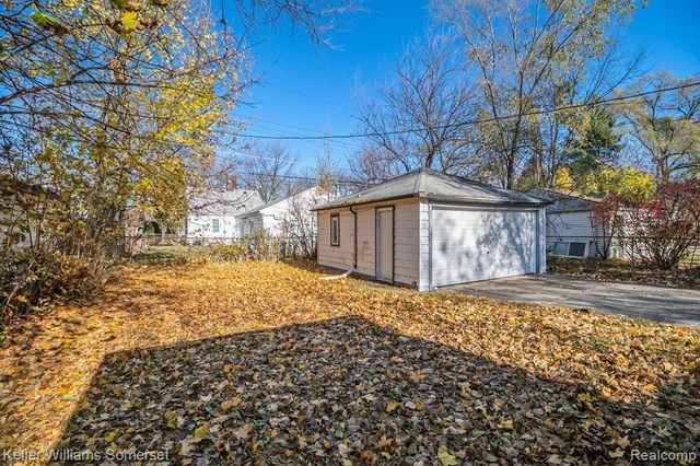 18591 Kingsville Street, Harper Woods, MI 48225