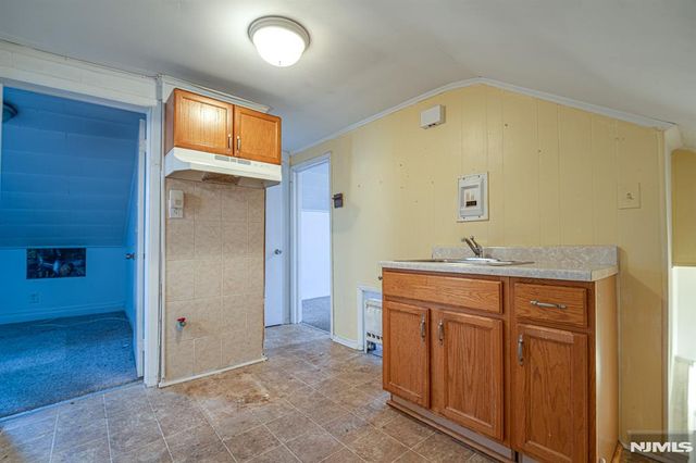 390 Lafayette Street, Newark, NJ 07105