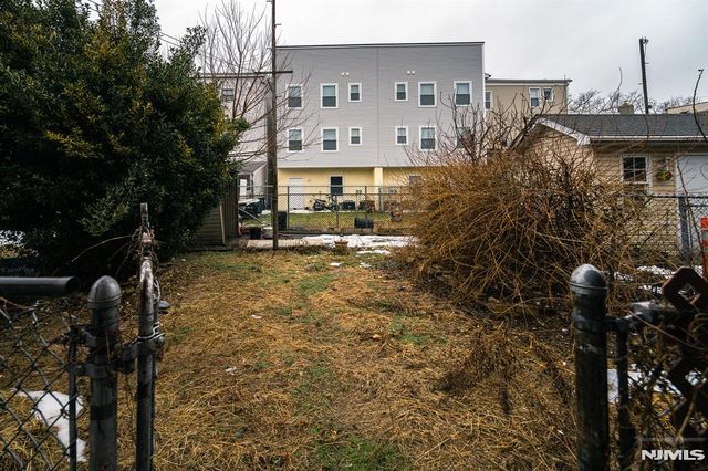 390 Lafayette Street, Newark, NJ 07105