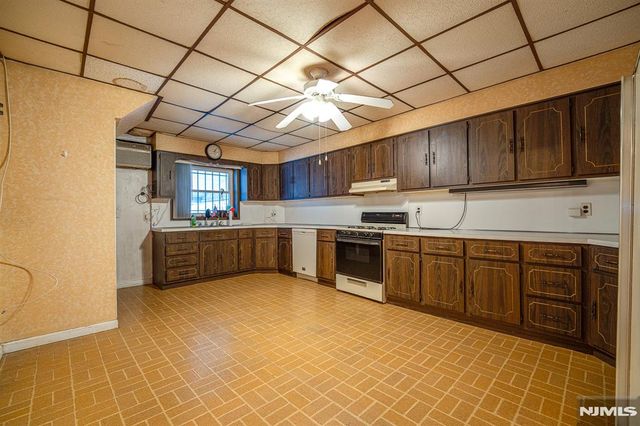 390 Lafayette Street, Newark, NJ 07105